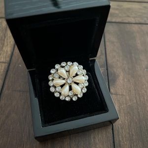 Brooch Faux Pearls and Diamonds in a floral design